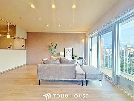 1日中自然光が差し込み明るい家。それを実現するためバルコニーに最大限の開口をとり、太陽の位置に左右されることなく爽やかな明るさが実現されております。