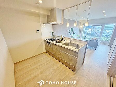 作業スペースを多くとった対面キッチン。夫婦そろってキッチンに立っても調理がしやすくゆとりある広さ。
