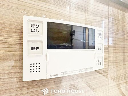 お風呂場と台所に操作リモコンがあり、キッチン近くにある給湯リモコンは、お料理の最中でもリビングで寛いでいるなかでもボタン一つで簡単に沸かせて便利ですね。