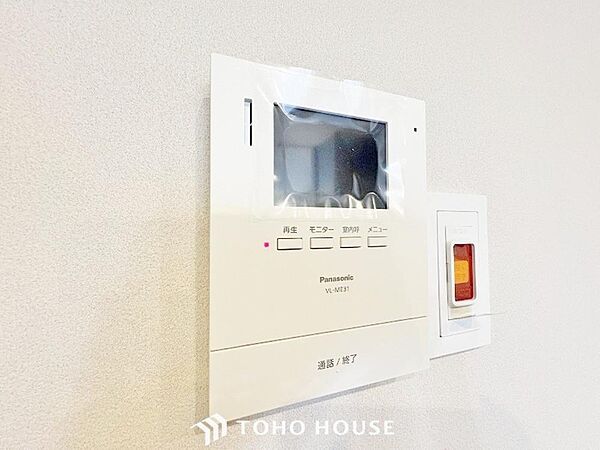 「見える安心」をカタチにしました。誰が来てもわかる様にモニター付きインターホンを設置。家事導線を考慮した個所に設置し、防犯性と利便性に優れ快適と安らぎを合わせた優しい設計。