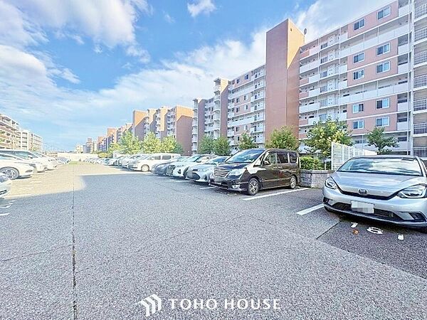 近隣の駐車場まで歩く必要がありません。 子どもや高齢者がいる世帯では駐車場から自宅までの距離が短い方が便利かつ、お荷物を運ぶ際にも距離が短い事で気軽に買い物を楽しめます。