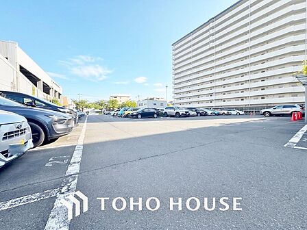 「ご自慢の愛車も駐車できます」ゆったりとした駐車スペースを確保いたしましたので、大きめのお車でも駐車可能です。