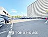 駐車場：「ご自慢の愛車も駐車できます」ゆったりとした駐車スペースを確保いたしましたので、大きめのお車でも駐車可能です。