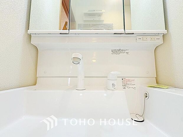 洗面台には三面鏡を採用。身だしなみを整えやすい事はもちろんですが、鏡の後ろに収納スペースを設ける事により、散らかりやすい洗面スペースをすっきりさせる事が出来るのも嬉しいですね。