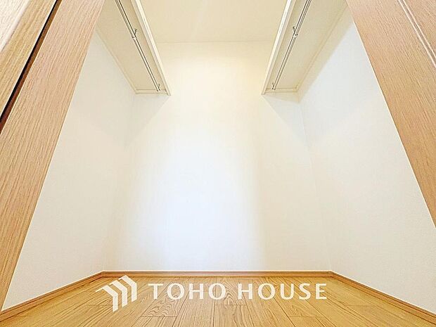 新居を構える事で、お荷物が多くなってしまいますが、本邸宅にはウォークインクローゼットがついておりますので、すっきりとした室内を演出する事が出来ます。