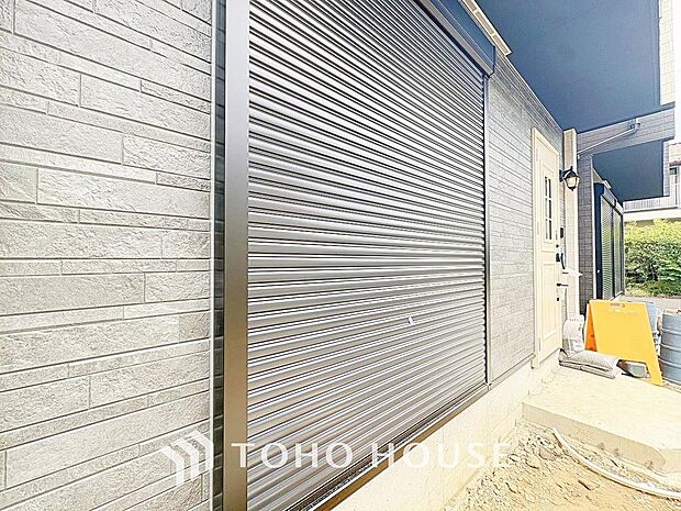 戸建にも防犯機能のシャッターを完備しております。女性のチカラでも開閉が可能ですのでラクラクな所も便利です。