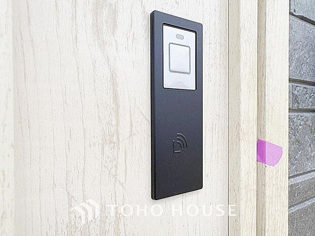 カードやボタンひとつで鍵の施錠・解錠が出来る設備。防犯対策への意識が高まっている最近では、補助錠として鍵穴のない電子錠を選ぶ方も増えています。