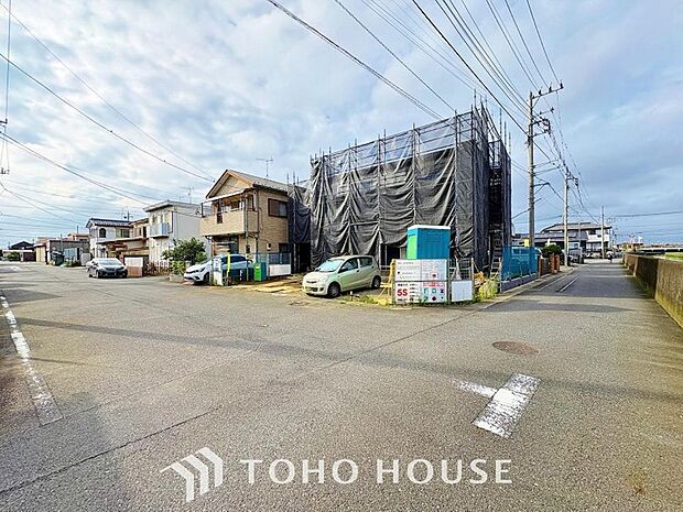 みんなが街探しのポイントにしているのは何。 第1位は過半数が支持した納得の 「交通の利便性」。続いて3割以上の人が「住環境」と「公園、緑地の充実」です。