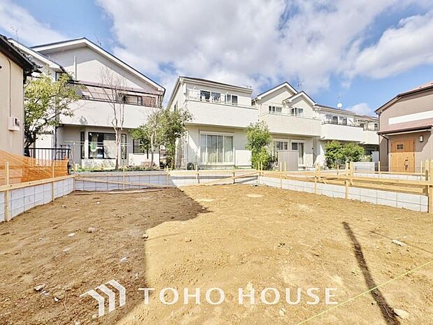 みんなが街探しのポイントにしているのは何。　第1位は過半数が支持した納得の 「交通の利便性」。続いて3割以上の人が「住環境」と「公園、緑地の充実」です。