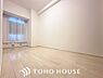子供部屋：「明日の自分のために」心と体をゆったりと安らげる洋室。お部屋のゆとりが大きい分だけ、暮らしの安らぎは深まります。次の日を心地よく迎えたいから、頑張った自身の心と体を労わる設計へ。