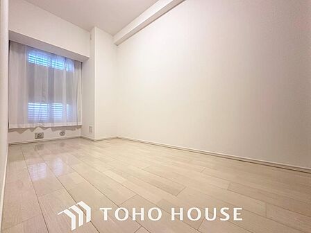 「明日の自分のために」心と体をゆったりと安らげる洋室。お部屋のゆとりが大きい分だけ、暮らしの安らぎは深まります。次の日を心地よく迎えたいから、頑張った自身の心と体を労わる設計へ。