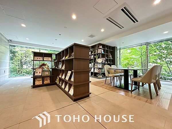 「ロビー」マンションにロビーがあると、居住者同士の待ち合わせや来客を招いた際の待機場所として便利に使えます。ソファーや椅子が設置されていたり、活用シーンの幅も広がるでしょう。