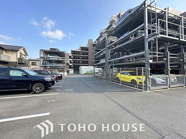 「確保された駐車スペース」近隣の駐車場まで歩く必要がありません。 子どもや高齢者がいる世帯では駐車場から自宅までの距離が短い方が便利かつ、お荷物を運ぶ際にも距離が短い事で気軽に買い物を楽しめます。