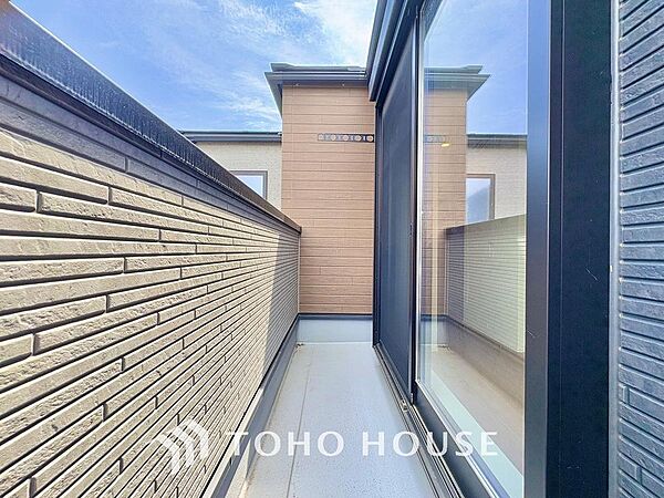 暖かい陽差しが差込むバルコニーでは、晴れた日には洗濯物が良く乾きます。また、手を伸ばせば、ふれることが出来そうな環境が、そのままインテリアになったような印象です。