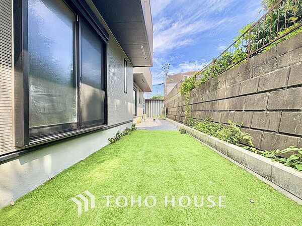 住みながらお庭を持つ。そんな贅沢が実現する戸建。日当たりも良く、家庭菜園や植栽を育てるのに適したお庭はこれからの生活に緑という癒しを与えてくれます。