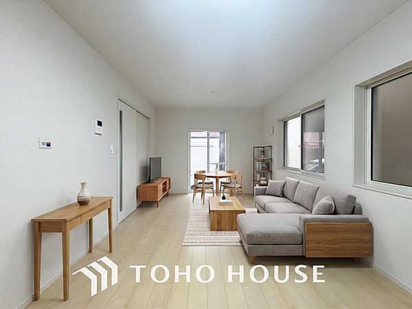(※家具AI生成)ご家族の集うリビングは明るいクロスから入る光で会話が弾む憩いの場。