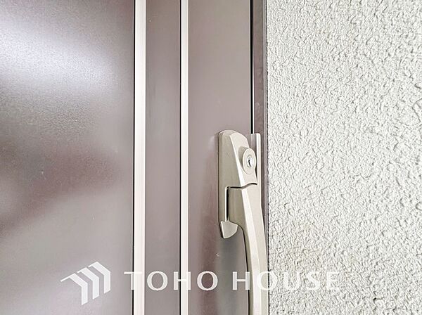 ダブルロックを採用した玄関ドア。鍵開けに時間をかける事で、泥棒が侵入を諦めるというデータがあるので、鍵を増やして手間をかけさせることは非常に効果的です。