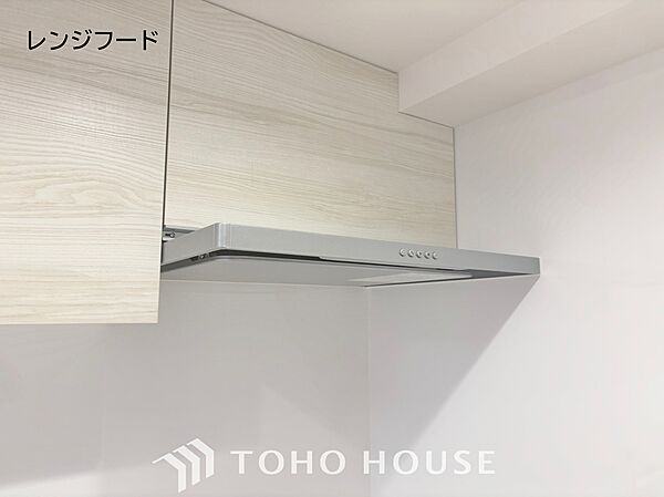昨今主流のスリムタイプのレンジフード。そのスタイリッシュな見た目から、インテリアとしても高い人気がある型です。また、スリム型の大きなメリットとして、掃除のしやすさがあります。