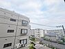 周辺：頬をなでる優しい風を感じることができ、つい深呼吸をしたくなる眺望です。陽光に愛され、環境に恵まれ、家族に包まれた邸宅は、どんなに月日が経っても色褪せる事なく輝き続けます。