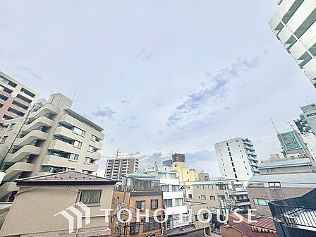 その豊かな眺望にふさわしい空間には、通風・採光にも優れ、心地よい光と風があふれています。