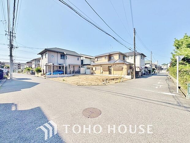 街並みの風景に包み込まれながら、瀟洒な印象も湛えて佇みます。