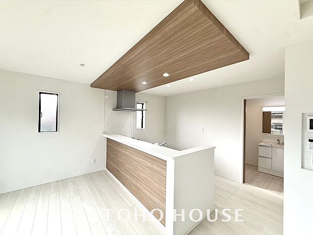 折下げ天井は空間に縦の動きができ、奥行きが感じられる為フラットな天井の場合よりも部屋が広く見えます。
