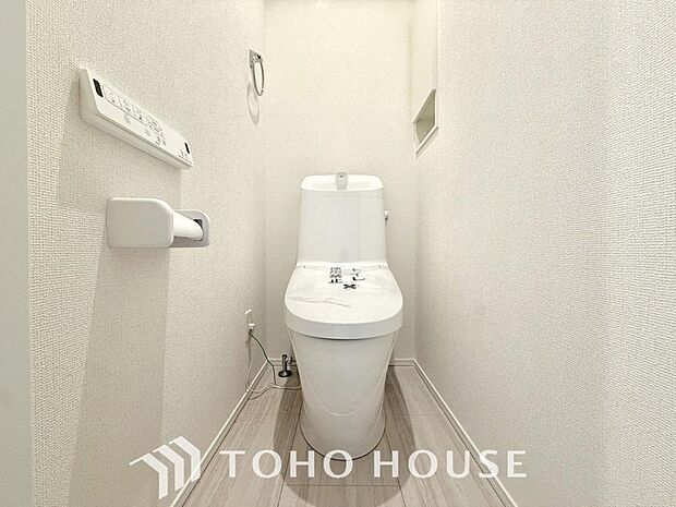 清潔な空間であって頂けますように、目に留まるだけではなく、汚れをふき取り易いフロアと壁紙をチョイス。