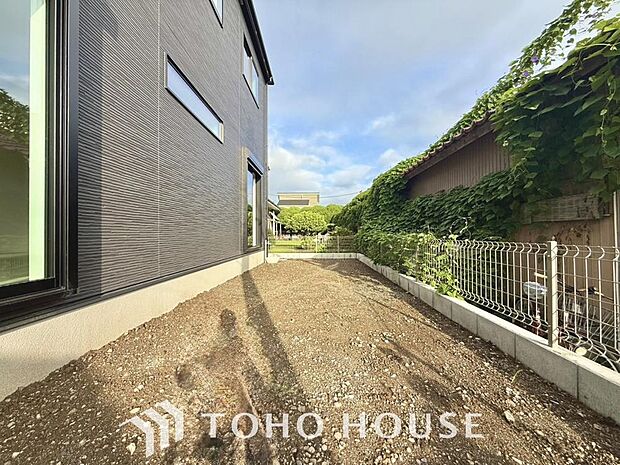 日当たりも良く、家庭菜園や植栽を育てるのに適したお庭はこれからの生活に緑という癒しを与えてくれます。