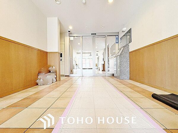 落ち着いたカラーで統一された空間が存在しています。綺麗に管理されたエントランスは、通るたびに心身から引き締まるような心地良い空間をお楽しみ頂けます。
