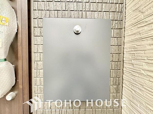 数字を回して施解錠できるダイヤルや暗証番号を設定するタイプなどがあり防犯効果が高まります。またポストに投函することで配達員の負担を軽減することができます。
