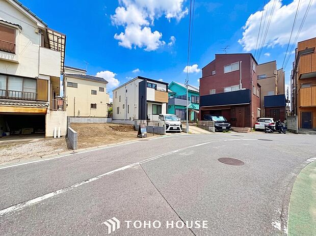 周辺環境とのコラボレーションにより明るく開放的な外観へ。住まいへの拘りは環境からも!