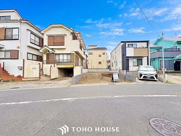 街並みの風景に包み込まれながら、瀟洒な印象も湛えて佇む邸宅を建築いたします。時間の経過と共に味わいが出る素敵な空間へ。
