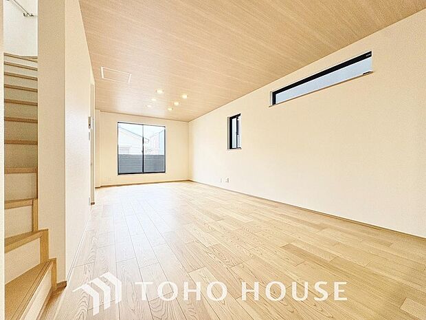 玄関から個室までの間に必ずリビングを通る際、帰宅時や外出時に家族と顔を合わせやすく、家族の行動をある程度把握することができます。挨拶から始まる温かい空間へ!