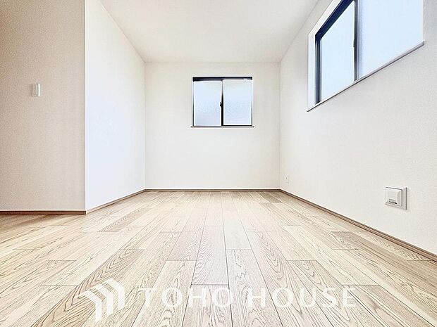 心と体をゆったりと安らげる洋室。お部屋のゆとりが大きい分だけ、暮らしの安らぎは深まります。次の日を心地よく迎えたいから、頑張った自身の心と体を労わる設計へ。