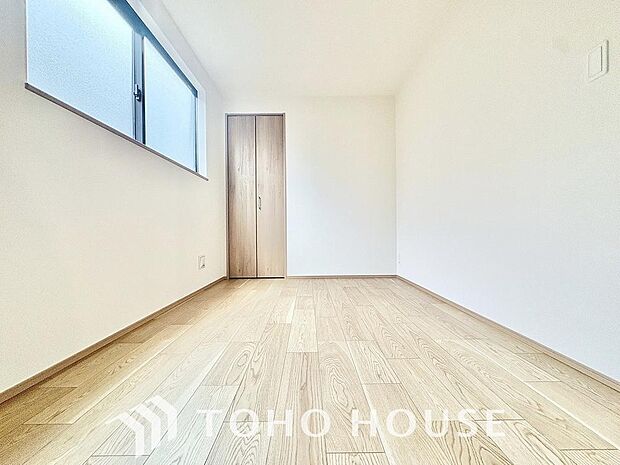 納戸は小さなお子様の遊び場専用としても活用できますね。そのままおもちゃ置き場にすることでお片付けも楽になるでしょう。