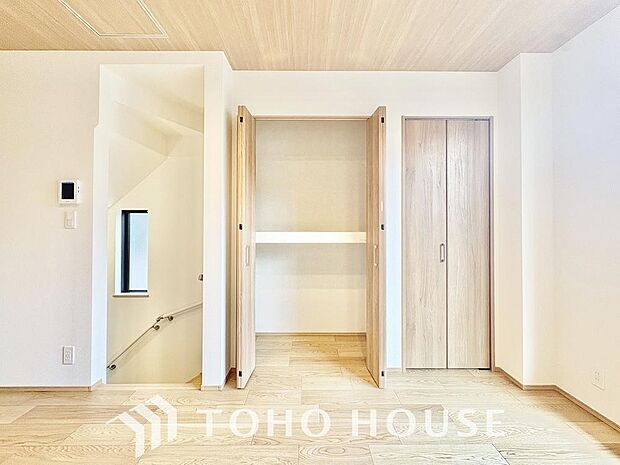 リビング収納を完備。建物内部の収納には拘りました。共有部分に設けた収納はお荷物が多い方にも安心してご活用して頂けます。
