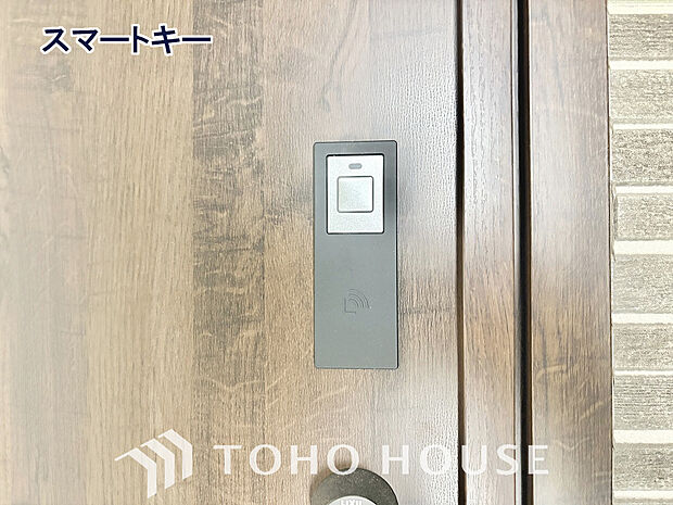 カードやボタンひとつで鍵の施錠・解錠が出来る設備。防犯対策への意識が高まっている最近では、補助錠として鍵穴のない電子錠を選ぶ方も増えています。