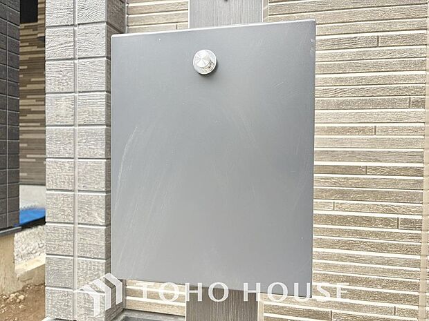 数字を回して施解錠できるダイヤルや暗証番号を設定するタイプなどがあり防犯効果が高まります。またポストに投函することで配達員の負担を軽減することができます。