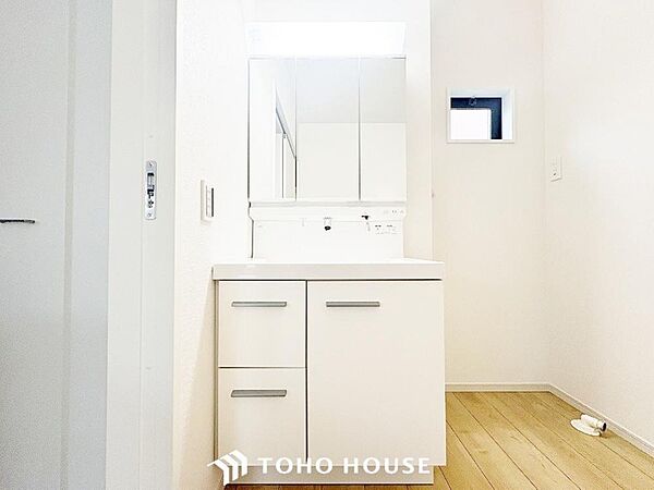 洗面台には三面鏡を採用。身だしなみを整えやすい事はもちろんですが、鏡の後ろに収納スペースを設ける事により、散らかりやすい洗面スペースをすっきりさせる事が出来るのも嬉しいですね。