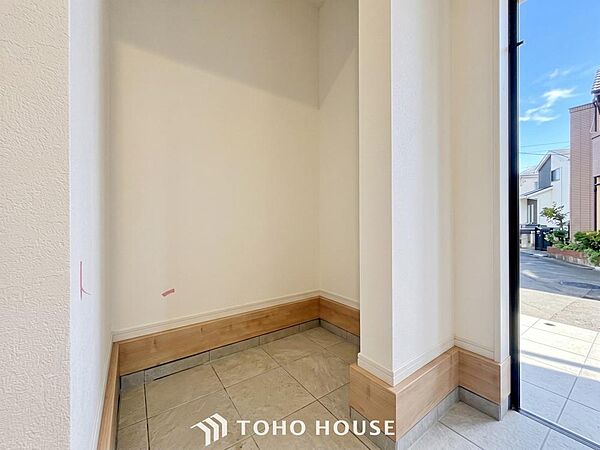 コート、傘などの外出用品や、ペットのリードなどを外で使うときに土間収納からさっと持ち出せ、外で使って汚れていても室内に持ち込むことなく収納できます。