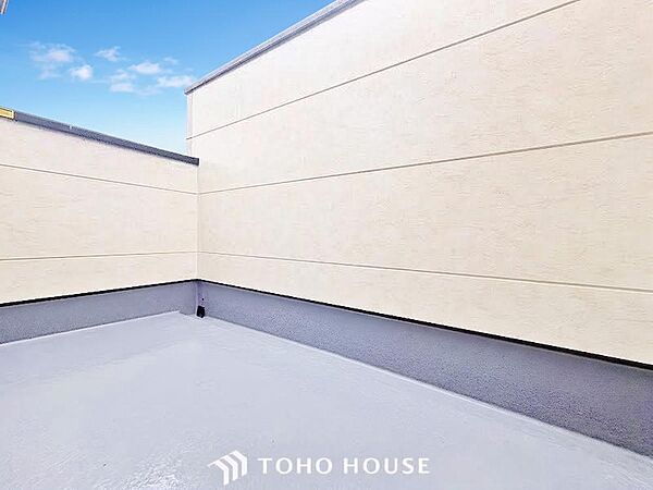 暖かい陽差しが差込むバルコニーでは、晴れた日には洗濯物が良く乾きます。また、手を伸ばせば、ふれることが出来そうな環境が、そのままインテリアになったような印象です。