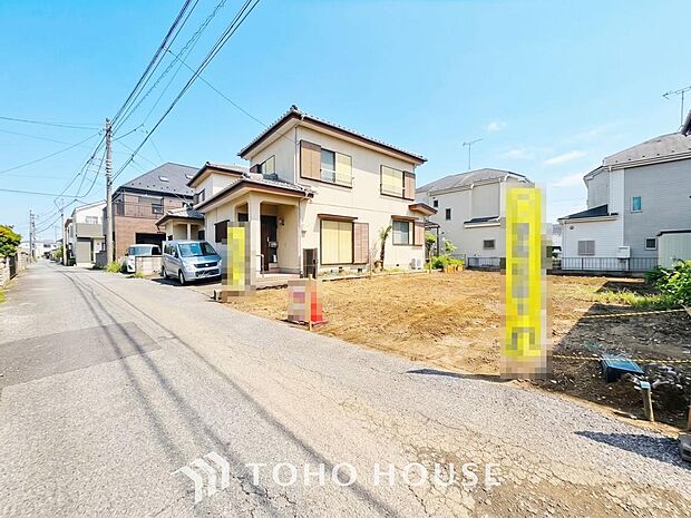 街並みの風景に包み込まれながら、瀟洒な印象も湛えて佇みます。
