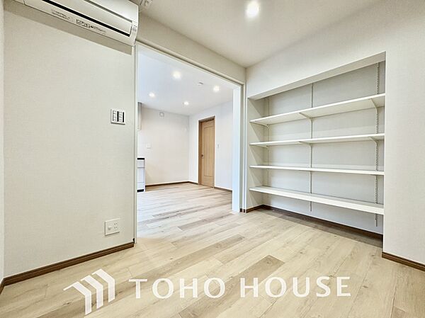 可動棚を完備。収納する物に合わせて高さを調整でき、沢山のかさ張るお荷物を仕舞えます。
