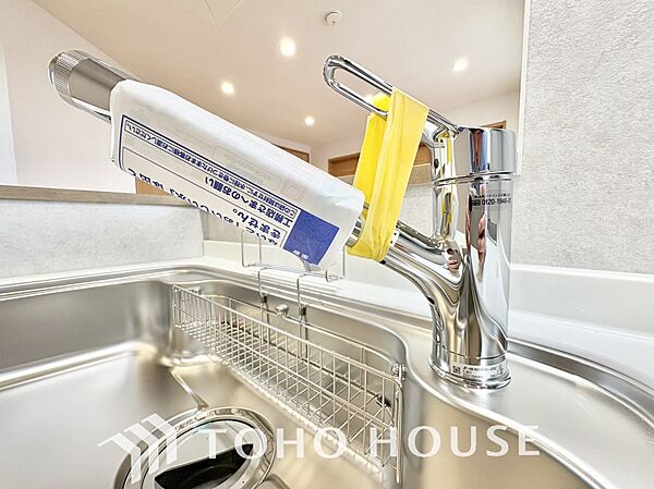 ワンタッチで浄水と原水と切り替えできる、見た目にもスマートな浄水器一体型の水栓。