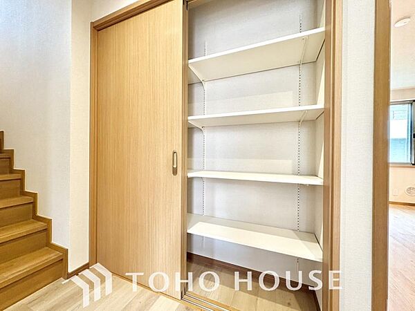 建物内部の収納には拘りました。共有部分に設けた収納。お荷物が多い方にも安心です。