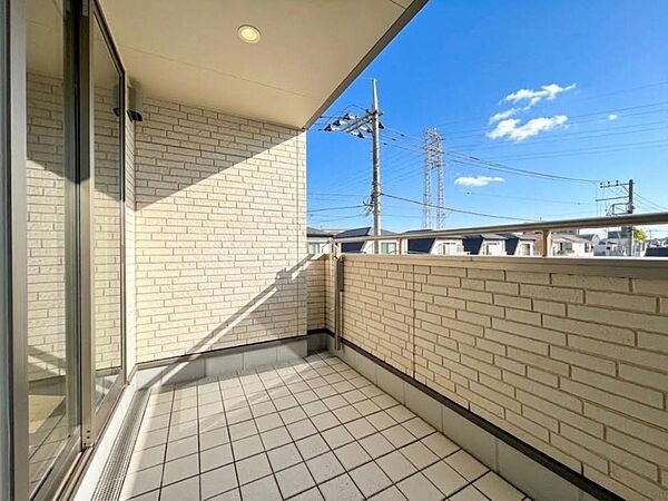 頬をなでる優しい風を感じることが出来るバルコニー。つい深呼吸をしたくなる気持ちの良い眺望です。
