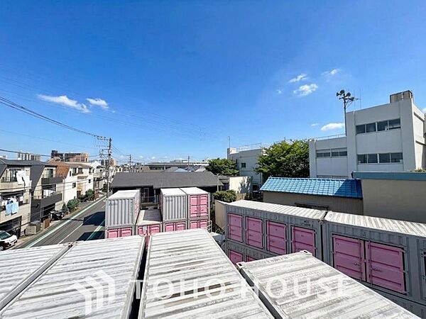 その豊かな眺望にふさわしい空間には、通風・採光にも優れ、心地よい光と風があふれています。