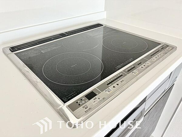 火を使わないので、吹きこぼれによる立ち消えの心配もなく、上昇気流も少ないので油の飛び散りが抑える事が出来ます。またフラットなトッププレートの為、汚れもサッとふくだけで簡単にお手入れができます。