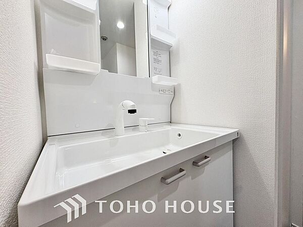 収納付きの洗面台。鏡の左右に収納スペースを設ける事により、散らかりやすい洗面スペースをすっきりさせる事が出来るのも嬉しいですね。