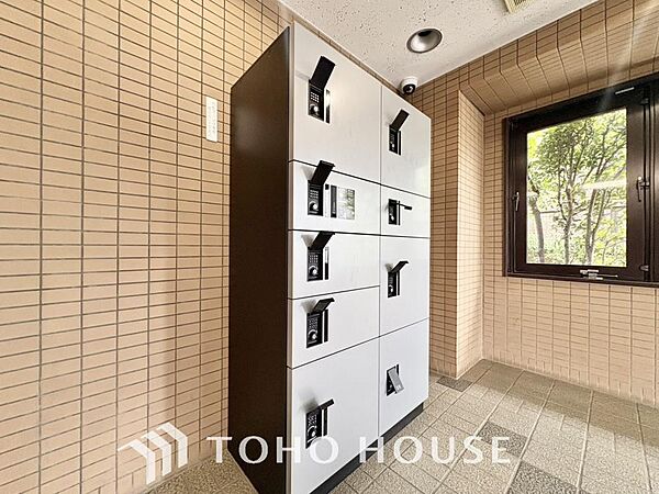 留守でも荷物が受け取れるため、共働きで昼間の宅配物の受け取りが困難な世帯や、ネットショッピング等の通信販売をよく利用する人にニーズが高まっています。再配達依頼する必要がなく、時間を有効に使えます。